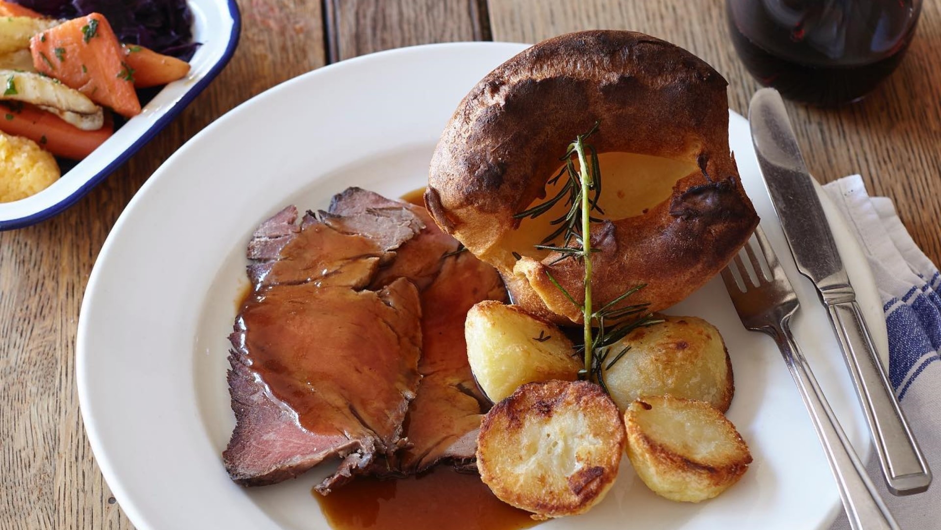 roast beef with yorkshire pudding and roast potatoes