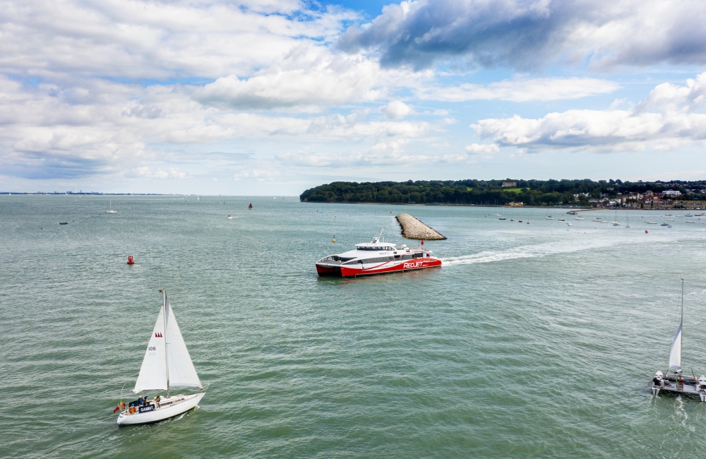 Red Jet leaving Cowes Harbour