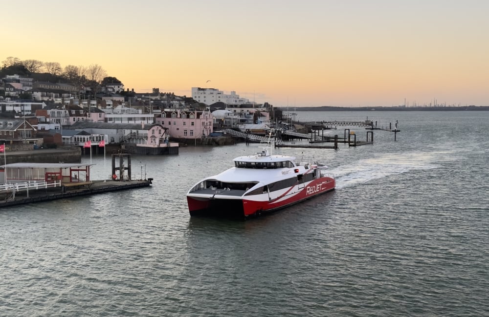 Red Jet 6 arriving in Cowes