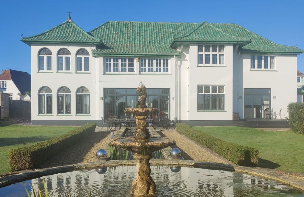 Art Deco HouseUK exterior view of the house and water feature