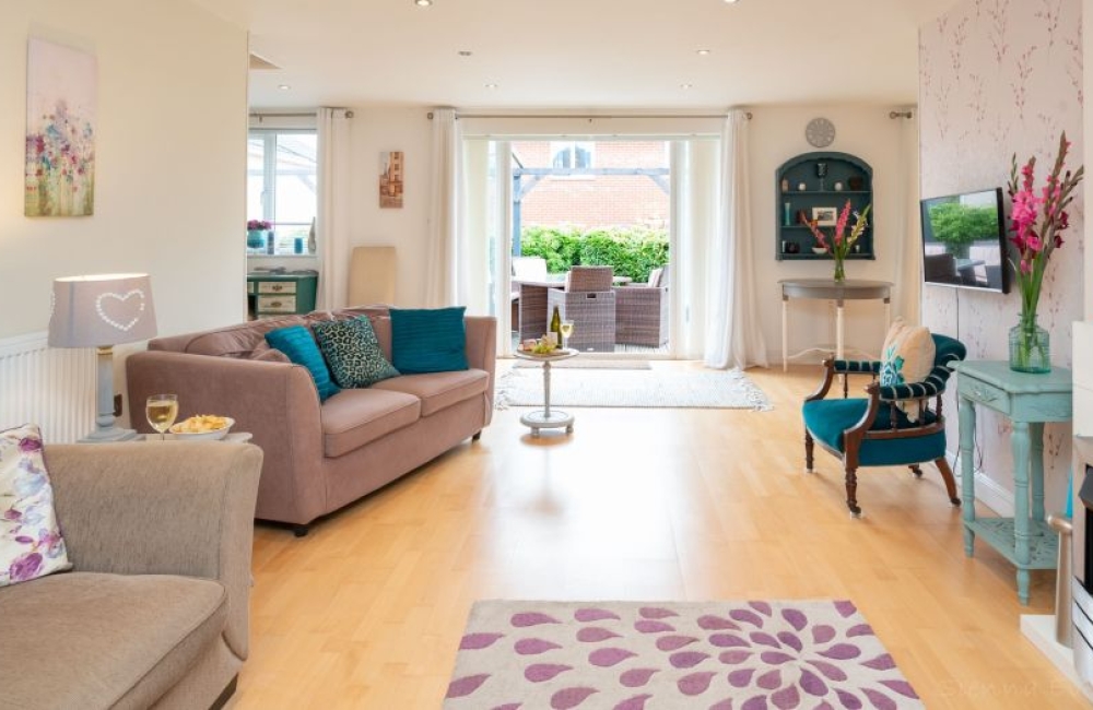Berrylands Bungalow living area