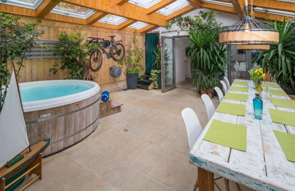 Windchasers internal courtyard with dining area and hot tub