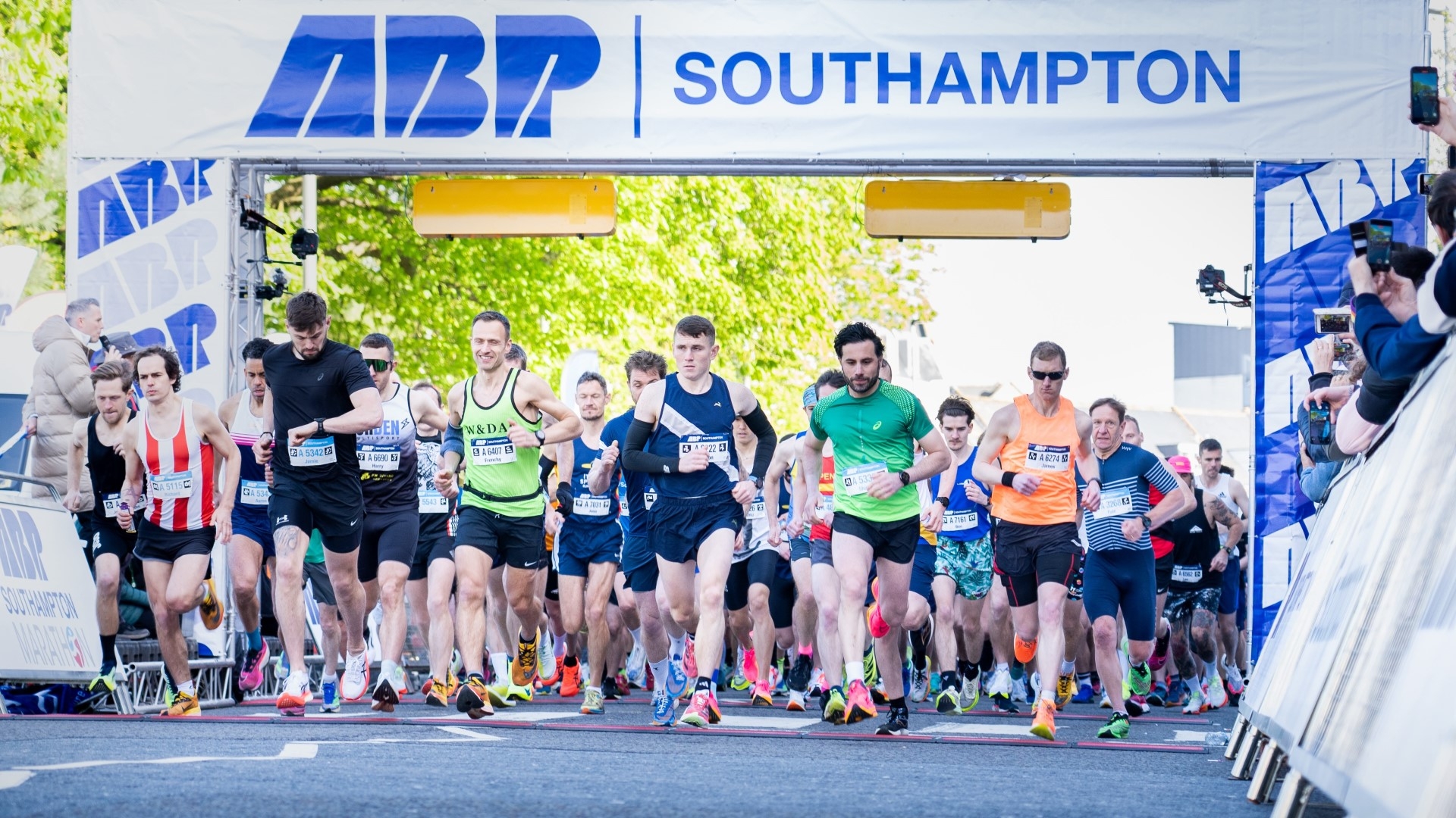 crowd of runners leaving the start line 