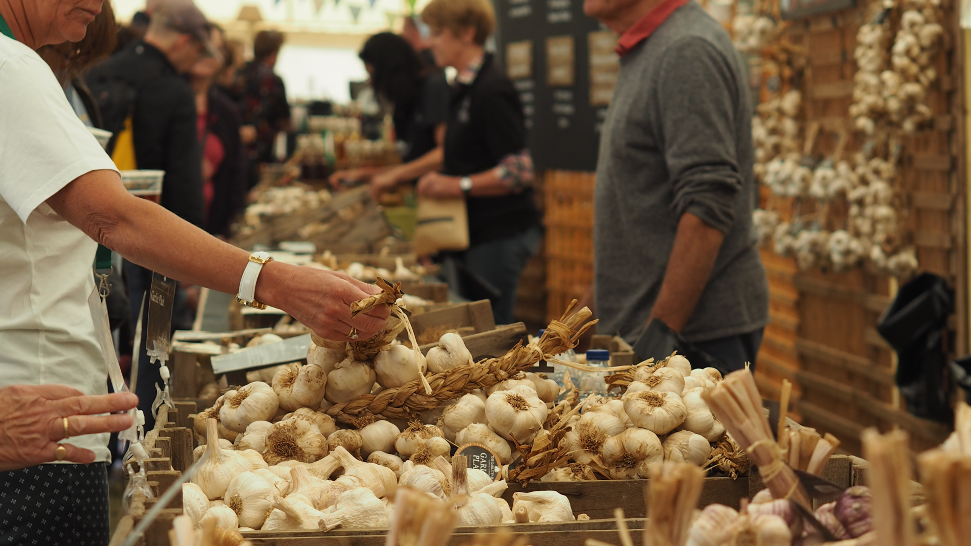 stalls selling garlic