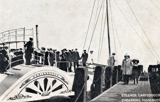 Passengers disembarking PS Carisbrooke