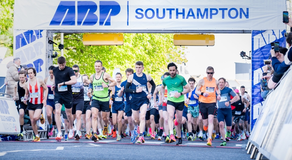 crowd of runners leaving the start line 