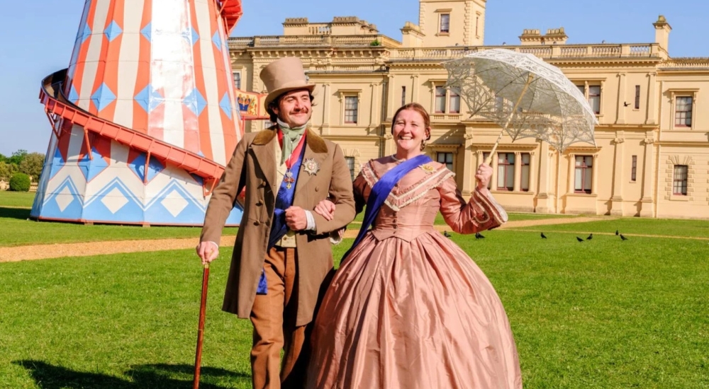 Actors as Queen Victoria and Prince Albert in front of Osborne house